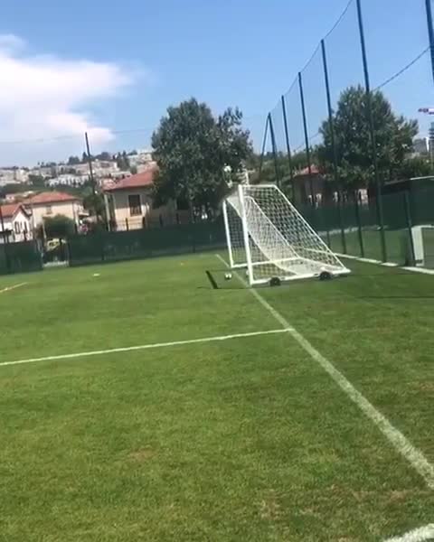 El impresionante tiro con que Mario Balotelli desafió al brasileño Marcelo