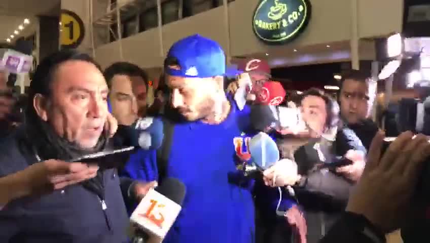 La agresiva reacción de Mauricio Pinilla con la prensa al llegar a Santiago