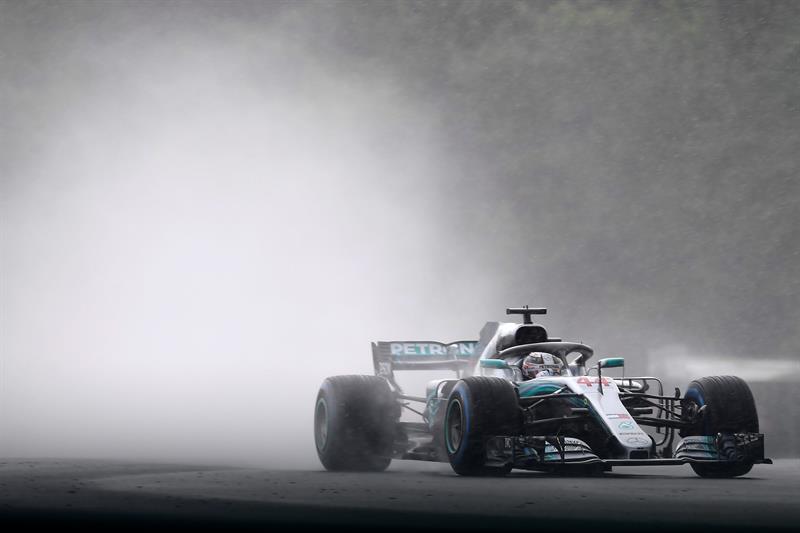 Lewis Hamilton ganó la pole del Gran Premio de Hungría bajo una intensa lluvia