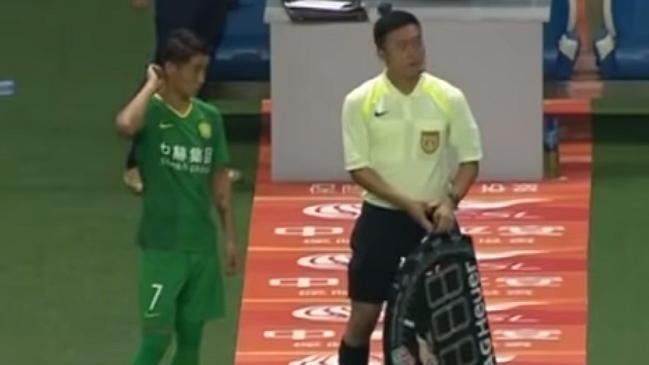 Futbolista chino ingresó en los descuentos para hacer tiempo y clavó un fatídico autogol