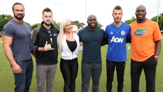 Superestrellas de WWE compartieron con el plantel de Manchester United