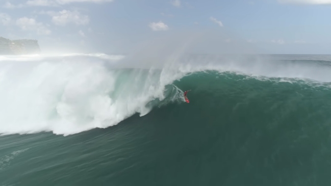 Surfista brasileño dominó la ola más grande y larga de los últimos 20 años en Uluwatu