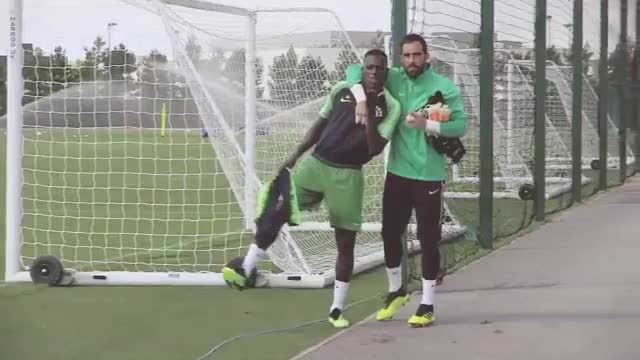 Claudio Bravo fue puesto a prueba por los delanteros del City y el chileno respondió