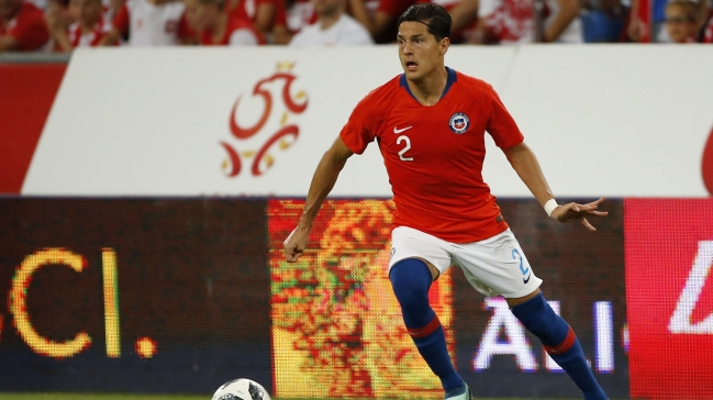 Miiko Albornoz le firmó la camiseta a un hincha de la Roja que llegó a verlo a Hannover