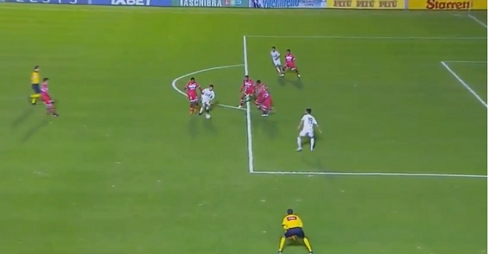 Juez asistente “invadió” la cancha en la liga brasileña