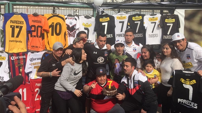 Esteban Paredes celebró sus 38 años junto a un grupo de fanáticos en el Monumental