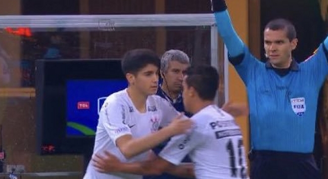 Angelo Araos debutó en victoria de Corinthians sobre Chapecoense en la Copa de Brasil