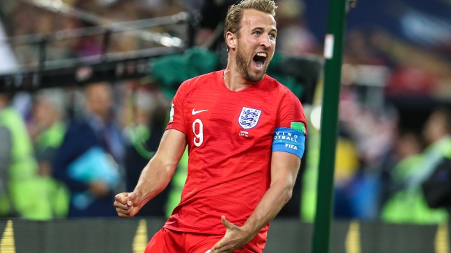Artista grabó imagen de Harry Kane en seis billetes de cinco libras