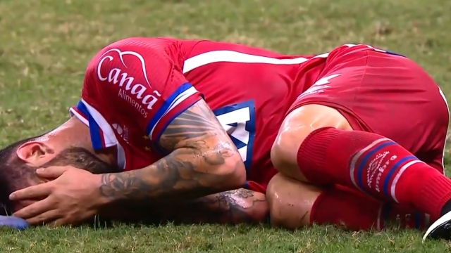 Eugenio Mena terminó sangrando en el que pudo ser su último duelo por Bahía