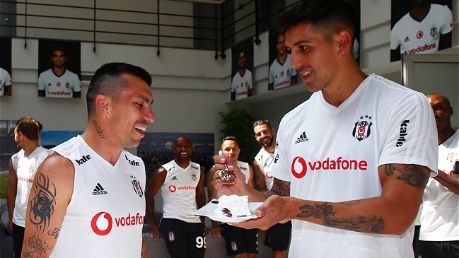 Regalonearon al “Pitbull”: Plantel de Besiktas le celebró el cumpleaños a Gary Medel