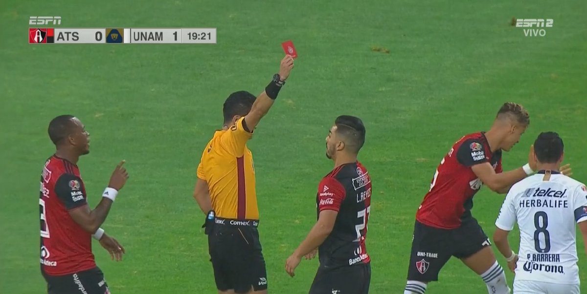 Lorenzo Reyes fue expulsado por fuerte falta a Felipe Mora en duelo de chilenos en México