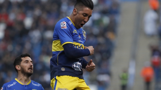 Sebastián Sáez marcó el empate para la UC ante Everton con un cabezazo