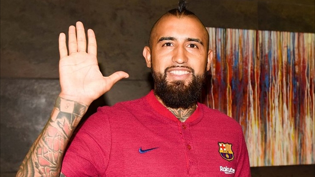 Arturo Vidal llegó a España y lució el escudo de FC Barcelona