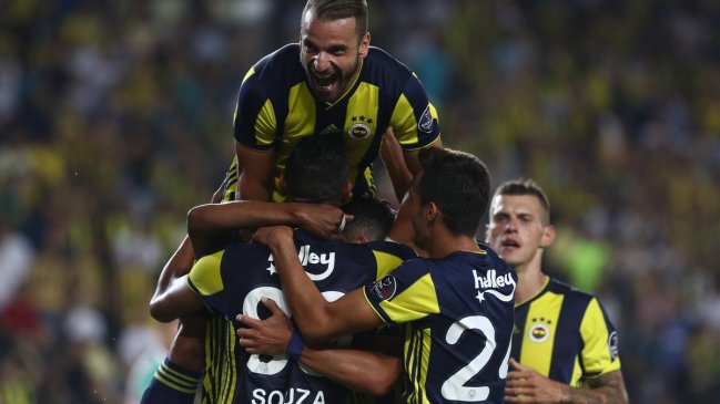 Mauricio Isla festejó en cancha el triunfo de Fenerbahce por la primera fecha de la liga turca