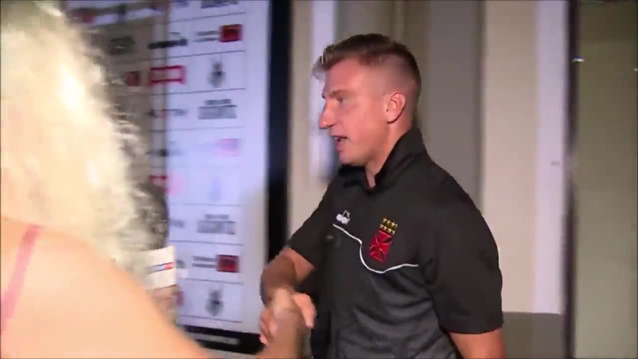 Reportero brasileño se disfrazó de “Barbie” para intentar entrevistar a Maxi López