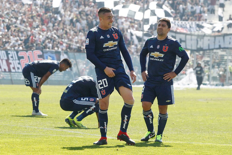 Los provocadores gestos de Rodrigo Echeverría a la barra de Colo Colo en el Superclásico