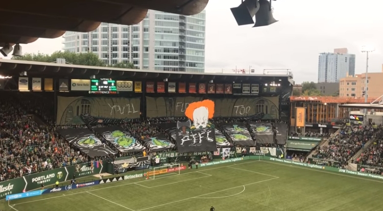 Esta hinchada sí que mete miedo