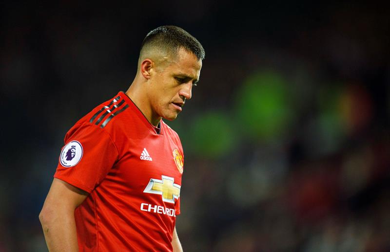 Alexis Sánchez sufrió dolorosa caída junto a Manchester United ante Tottenham