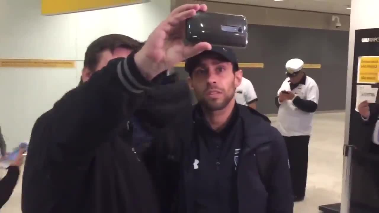 Hinchas de Colo Colo dieron calurosa recepción al plantel en Sao Paulo