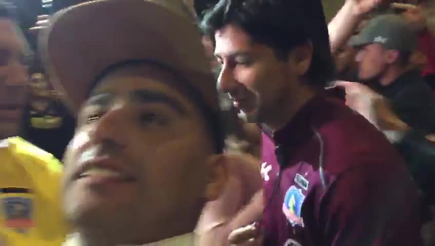 El bullicioso recibimiento de los hinchas al plantel de Colo Colo en hotel de Sao Paulo