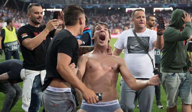 ¡Desatados! Hinchas desvistieron a jugadores de Estrella Roja por avanzar en la Champions