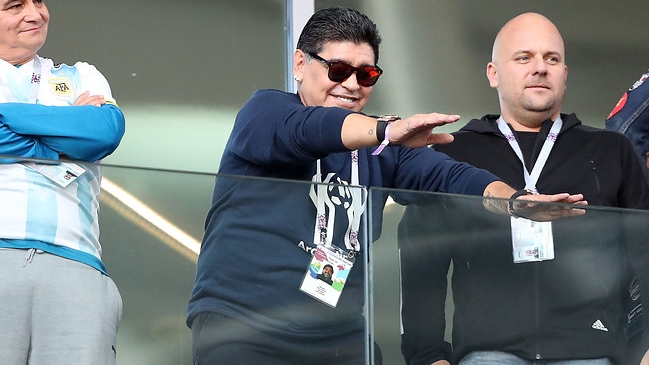 Maradona se subió al techo de un auto y cantó con hinchas en aparente estado de ebriedad