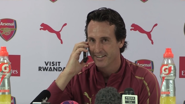Técnico de Arsenal contestó el celular de un periodista en plena rueda de prensa