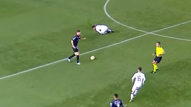 Argentinos Juniors marcó mientras un jugador de Lanús estaba tendido