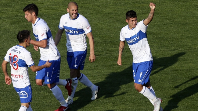 Carlos Lobos anotó la ventaja de la UC ante U. Española con un perfecto tiro libre