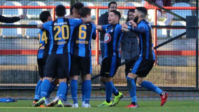 Huachipato rompió ante Curicó Unido su seguidilla de empates gracias a una chilena de Parraguez