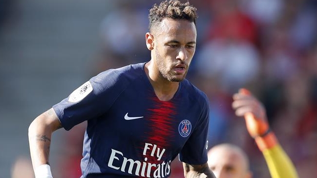 Neymar abrazó y le regaló su camiseta a un niño que ingresó a la cancha