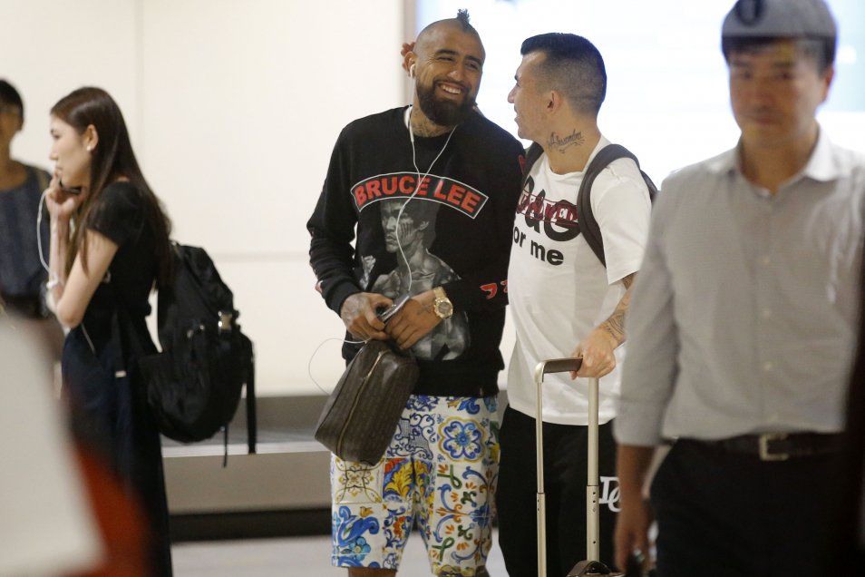 ¡Ojo con la pinta del Rey! Arturo Vidal llegó a Japón para integrarse a la Roja