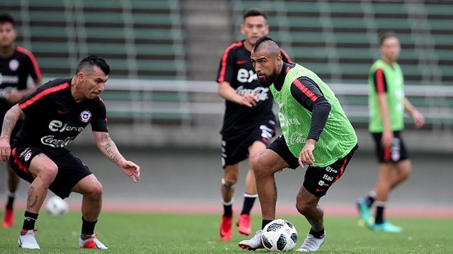 La felicidad de Arturo Vidal y Gary Medel tras la práctica de la Roja