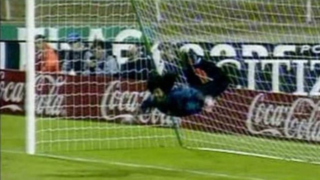 Se cumplieron 23 años del legendario “escorpión” de René Higuita en Wembley