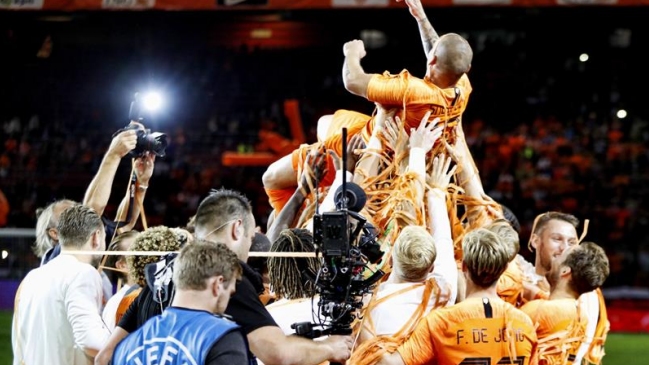 Wesley Sneijder se despidió de la selección holandesa con remontada ante Perú