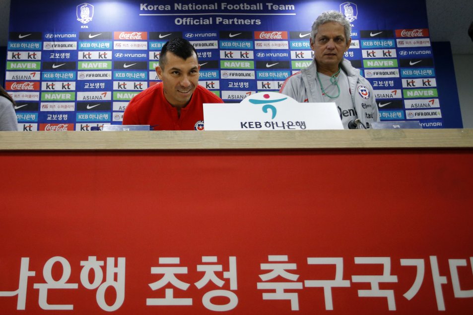 La conferencia de prensa de Reinaldo Rueda y Gary Medel en Suwon