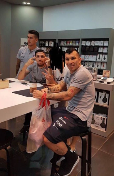 Diego Valdés ofreció disculpas por polémico gesto en fotografía junto a hincha coreano