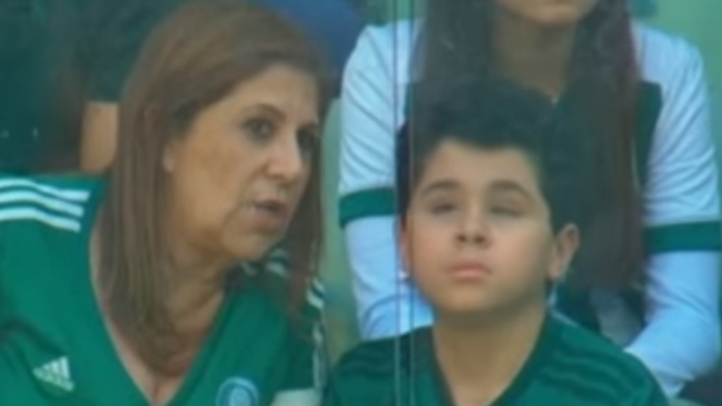 La mejor imagen del clásico Palmeiras-Corinthians: Madre le contó el partido a su hijo ciego