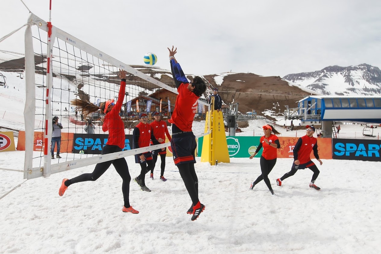 Team Chile de voleibol playa cambió la arena por la nieve
