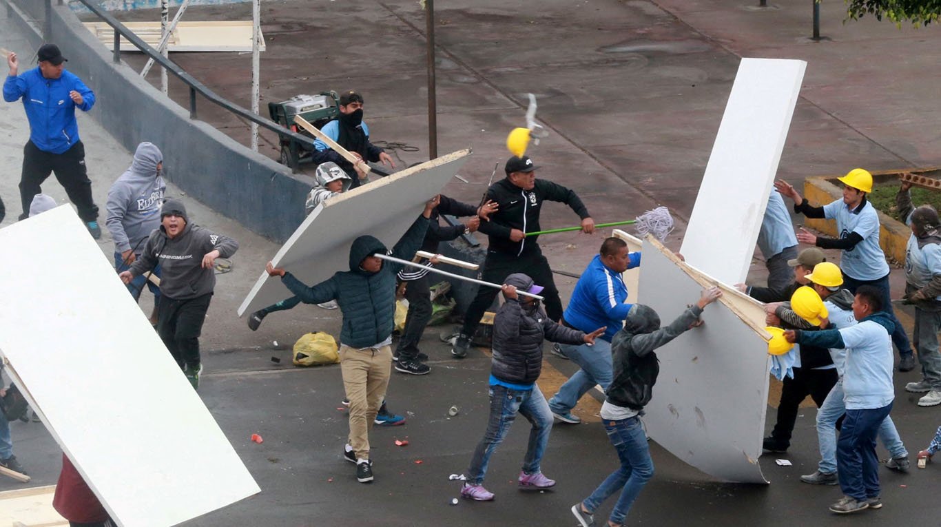 Hinchas de Alianza Lima se enfrentaron a feligreses de iglesia por explanada del estadio