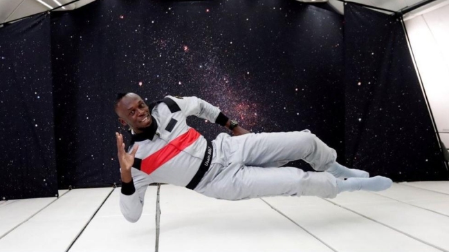 Usaín Bolt se lució al ganar una carrera de atletismo en gravedad cero