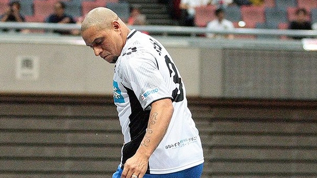 Magia intacta: Roberto Carlos anotó dos golazos en partido de futsal en Japón