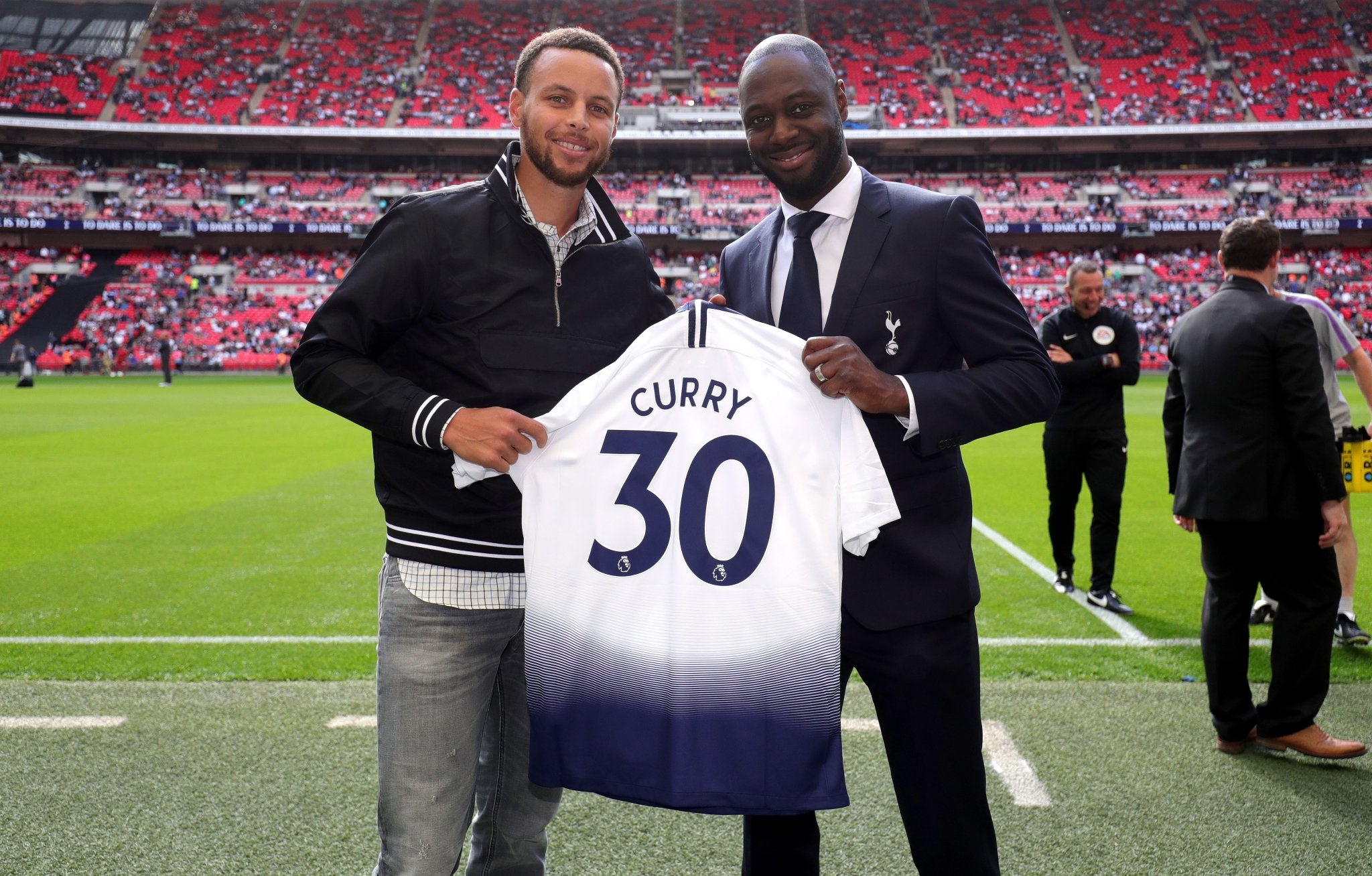 Steph Curry se robó las miradas en Wembley y se llevó un gran regalo de Tottenham