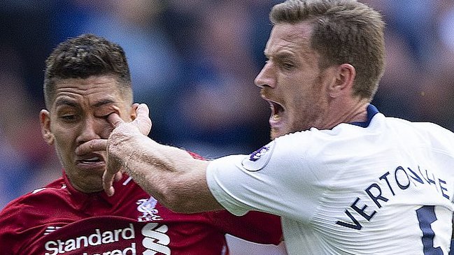 Firmino salió ileso de un espeluznante golpe en su ojo durante el partido de Liverpool y Tottenham
