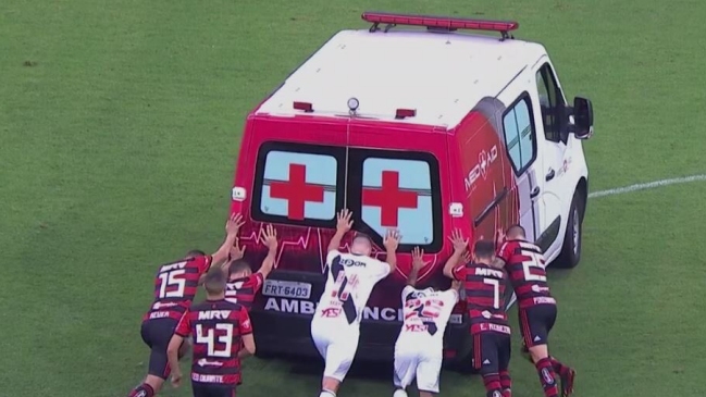 Jugadores de Vasco da Gama y Flamengo empujaron una ambulancia en “panne” en pleno campo de juego
