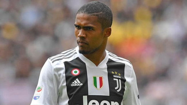 Douglas Costa se disculpó luego de escupir en la cara a un rival y empañar el triunfo de Juventus