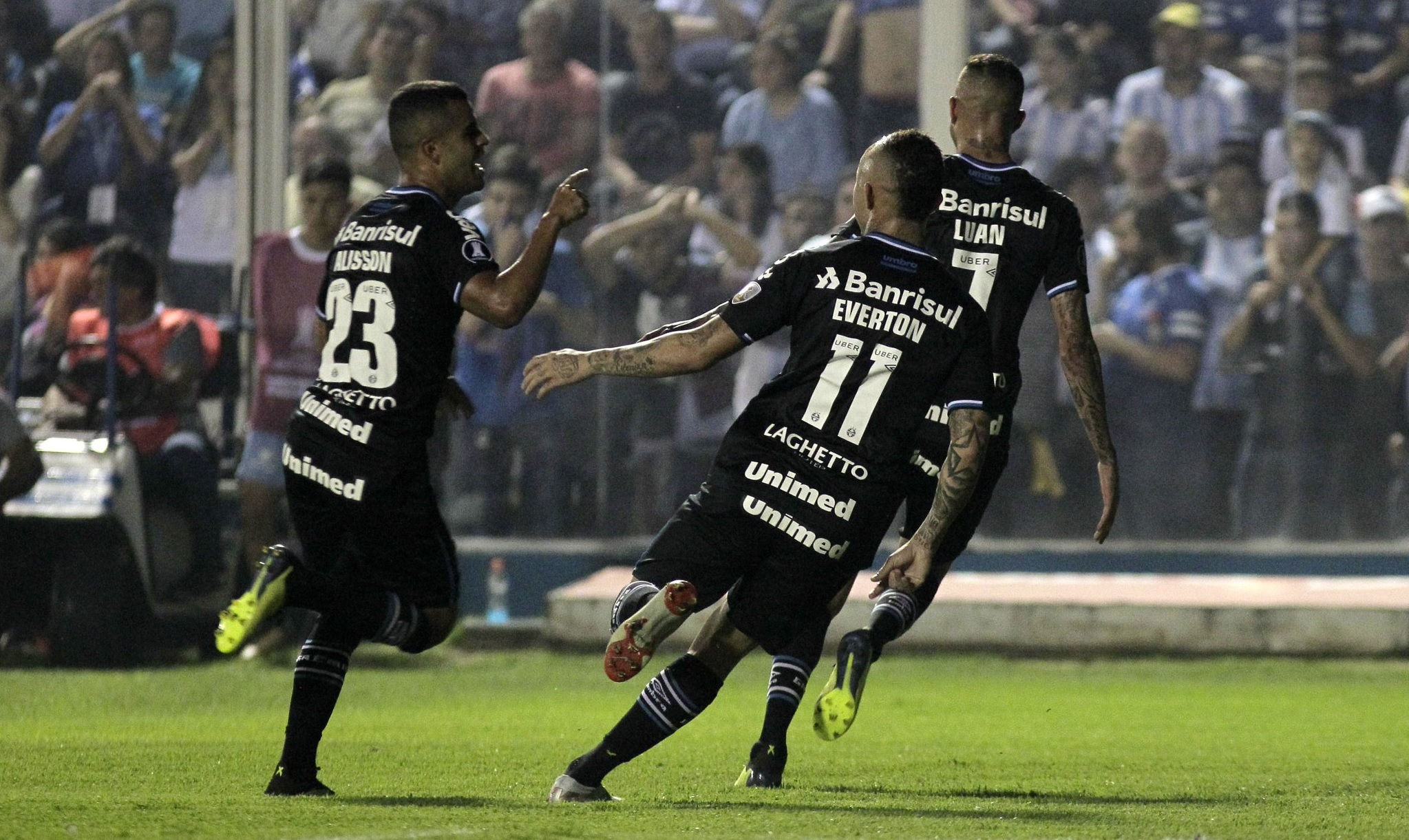 Gremio venció de visita a Atlético Tucumán y puso un pie en semifinales de Copa Libertadores