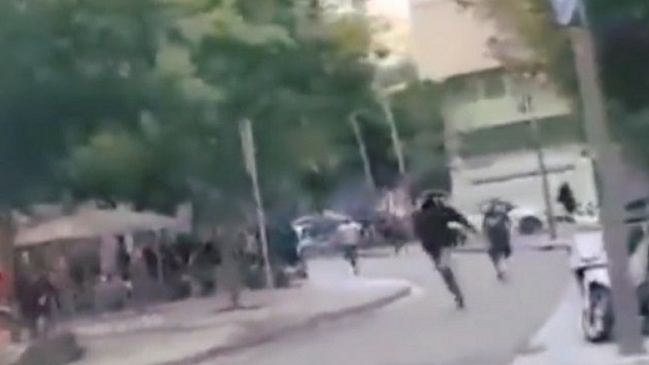 Las impactantes imágenes de una brutal pelea entre hinchas de FC Barcelona y PSV Eindhoven