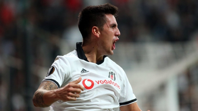 Besiktas debutó con un triunfo ante Sarpsborg en la Europa League con anotación de Enzo Roco