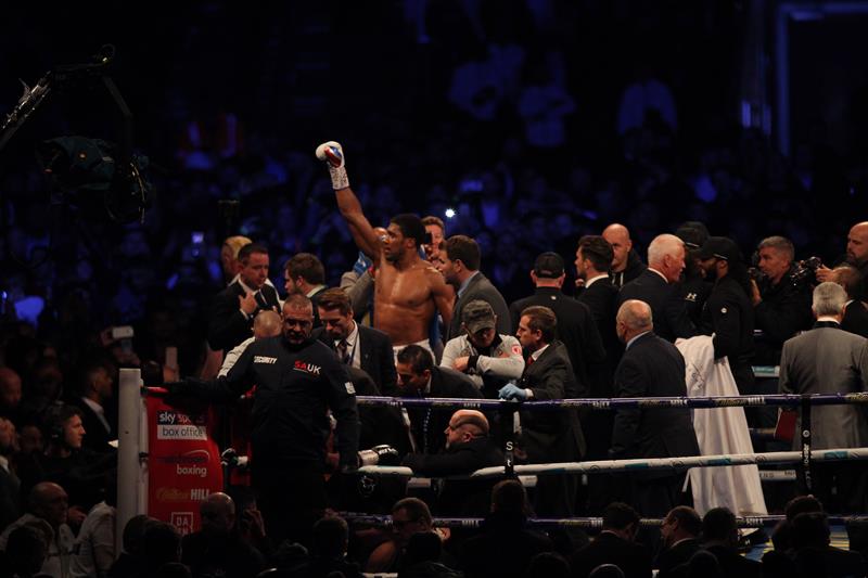 Anthony Joshua reinó en Wembley y confirmó sus títulos mundiales con un KO sobre Povetkin